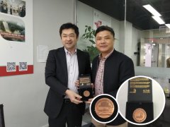 世界技能大賽授予唯康教育榮譽勛章—委托賽項發(fā)起人菊池拓男教授頒發(fā)
